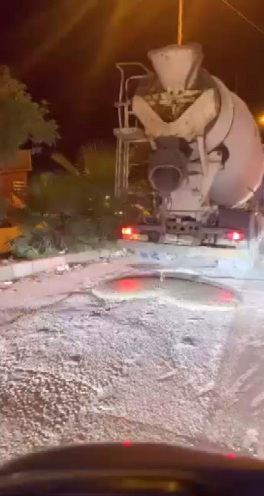 Antakya’da trafikte kırmızı ışıkta bekleyen bir mikserin yola beton dökmesi,
