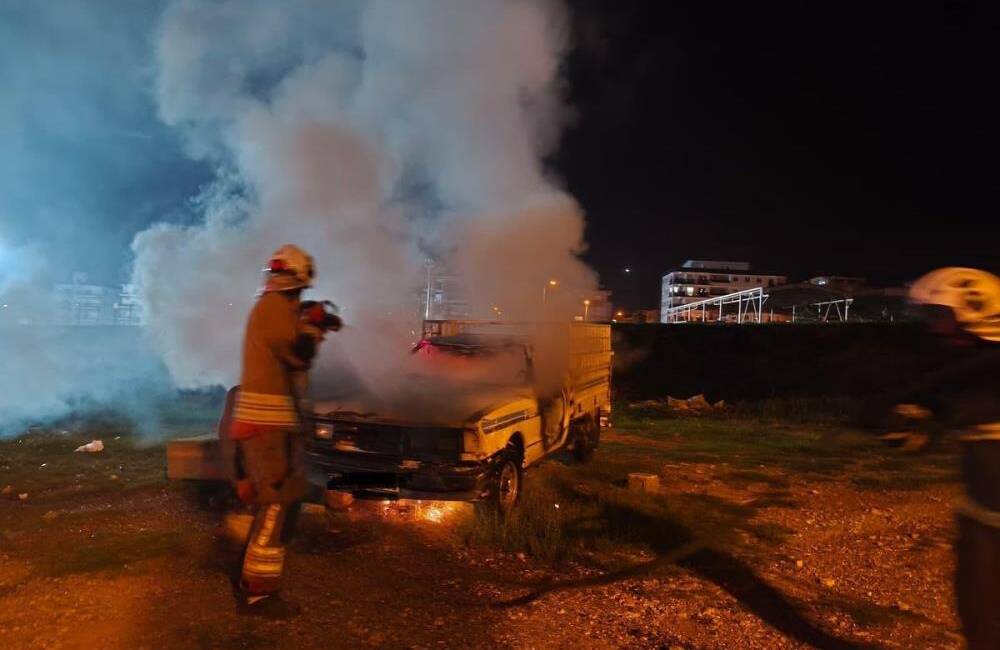 Hatay’ın İskenderun ilçesinde park halindeyken motor kısmı alev alan bir
