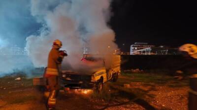 Hatay’ın İskenderun ilçesinde park halindeyken motor kısmı alev alan bir