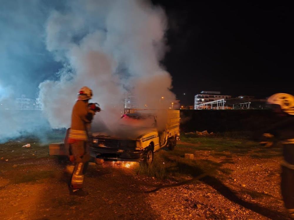 Hatay’ın İskenderun ilçesinde park halindeyken motor kısmı alev alan bir