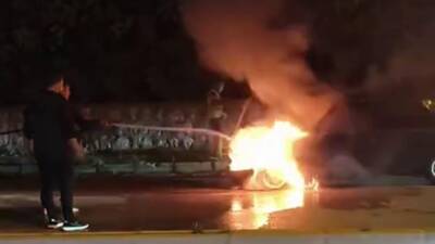 Hatay’da seyir halindeyken motor kısmı alev alan araç, sürücünün hızlı