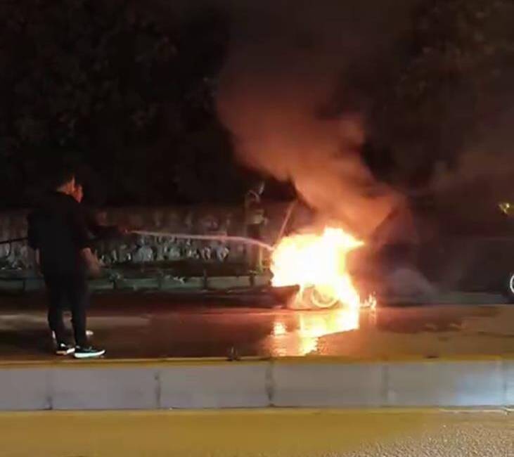 Motoru alev alan otomobili mikser sürücüsü kurtardı Hatay’da seyir halindeyken motor kısmı alev alan araç, sürücünün hızlı