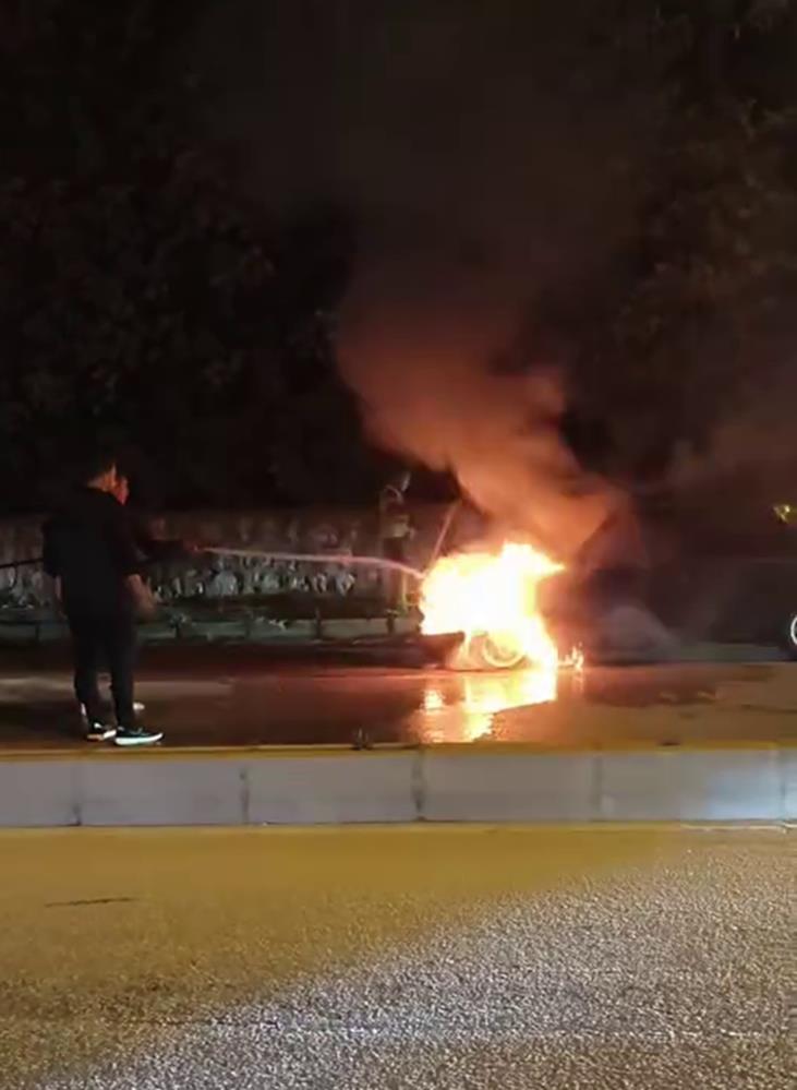 Hatay’da seyir halindeyken motor kısmı alev alan araç, sürücünün hızlı