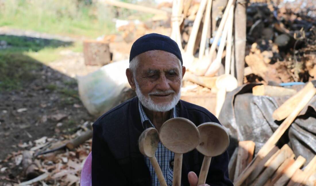 Hatay'ın Kırıkhan ilçesinde yaşayan 85 yaşındaki Ahmet Eden, dağdan topladığı
