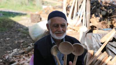 Hatay'ın Kırıkhan ilçesinde yaşayan 85 yaşındaki Ahmet Eden, dağdan topladığı