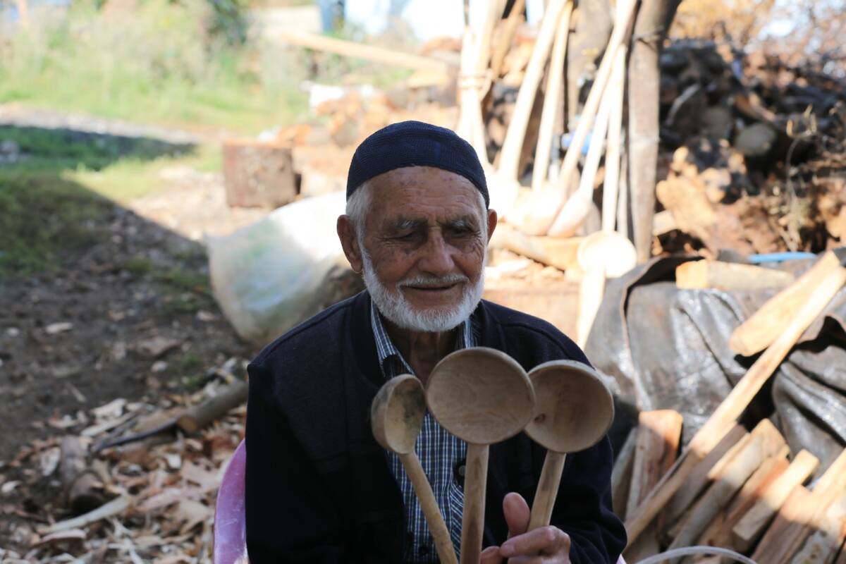 Hatay'ın Kırıkhan ilçesinde yaşayan 85 yaşındaki Ahmet Eden, dağdan topladığı