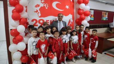 Hatay’ın Defne ilçesinde bulunan Cemil Şükrü Çolakoğlu İlkokulu’nda, Cumhuriyetimizin 102.