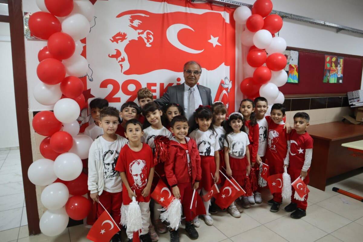 Hatay’ın Defne ilçesinde bulunan Cemil Şükrü Çolakoğlu İlkokulu’nda, Cumhuriyetimizin 102.