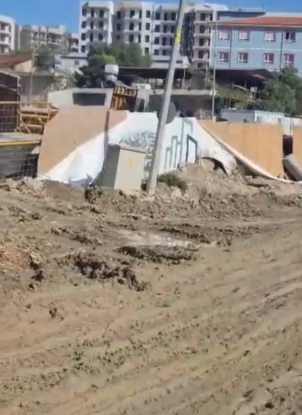 Defne ilçesi Gazi ve Elektrik Mahallesi’ndeki deprem konutları şantiyelerinin yanındaki