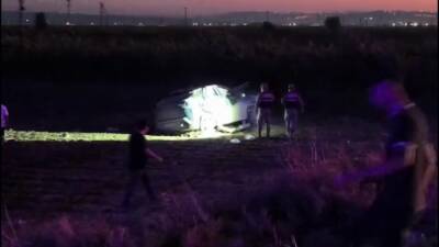 Hatay’ın Antakya ilçesinde meydana gelen trafik kazasında lastiği patlayan otomobil