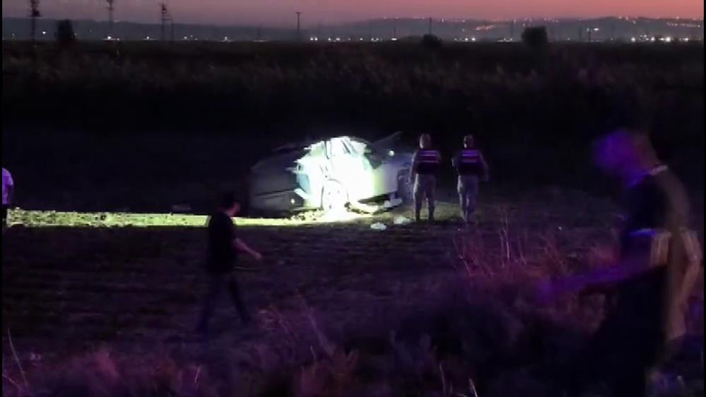 Hatay’ın Antakya ilçesinde meydana gelen trafik kazasında lastiği patlayan otomobil