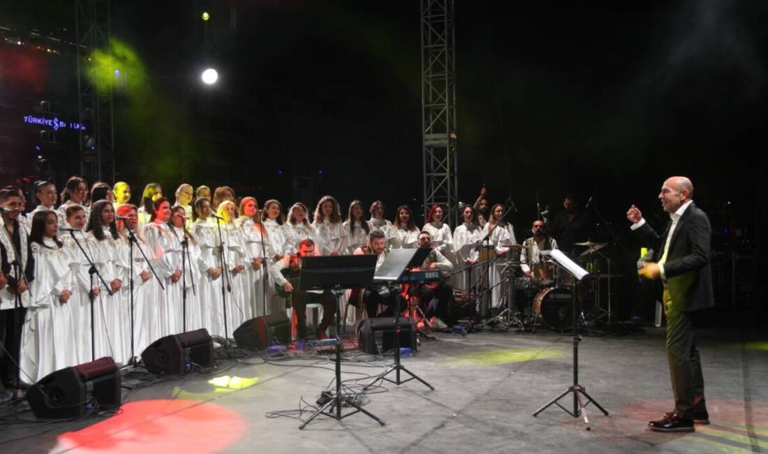 Cumhuriyet Şöleni İskenderun’da binlerce kişiyi buluşturdu İskenderun’da Cumhuriyet Bayramı kutlamaları, Antakya Medeniyetler Korosu ve Gökhan Akar’ın