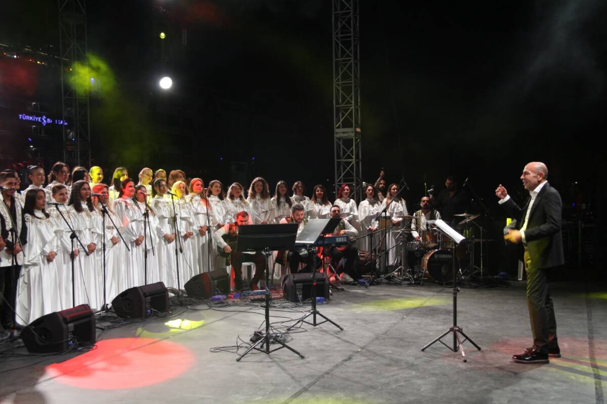 İskenderun’da Cumhuriyet Bayramı kutlamaları, Antakya Medeniyetler Korosu ve Gökhan Akar’ın
