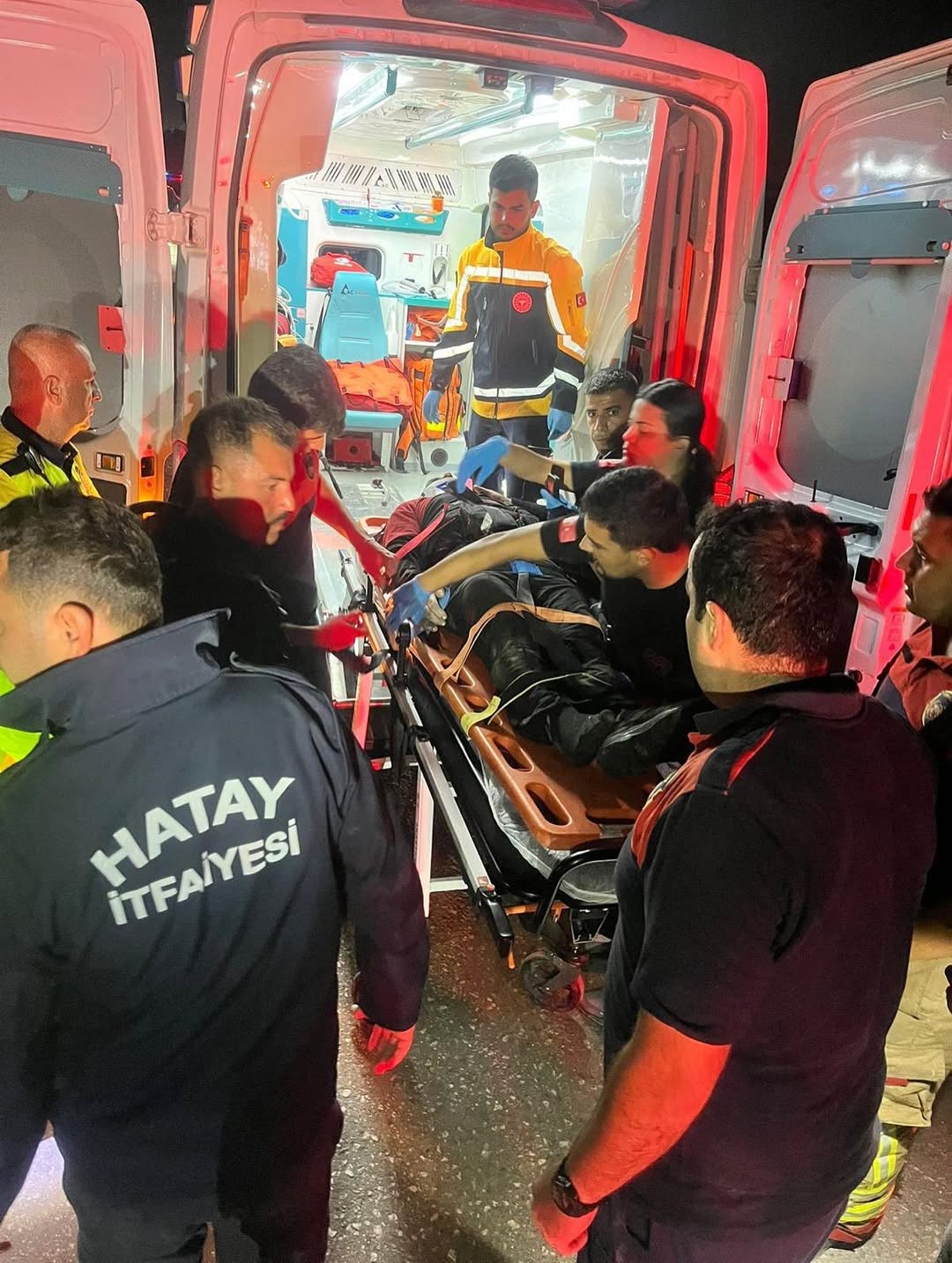 Hatay’ın Antakya ilçesinde üç tekerlekli elektrikli motosikletin Asi Nehri’ne devrilmesi