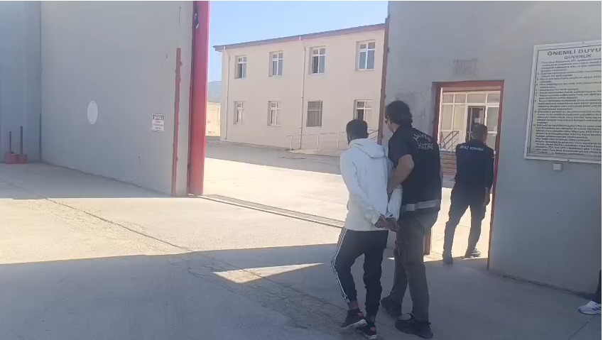 12 yıl hapis cezası bulunan firari Dörtyol’da yakalandı Hatay Emniyet Müdürlüğü ekipleri, aranan şahısların yakalanmasına yönelik yürüttüğü operasyonlar