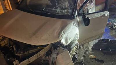 Hatay’ın Antakya ilçesinde kontrolden çıkan bir hafif ticari araç yol