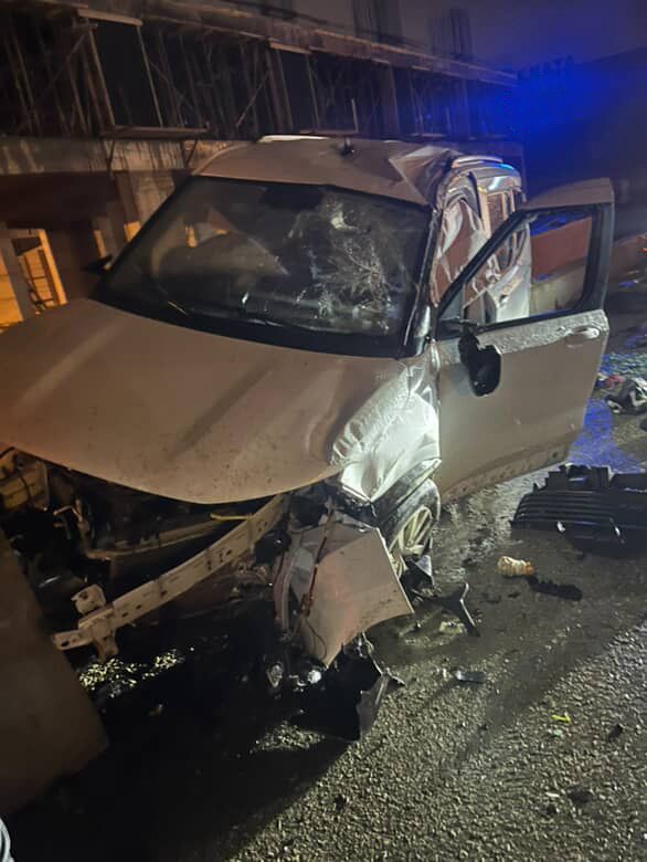 Hatay’ın Antakya ilçesinde kontrolden çıkan bir hafif ticari araç yol