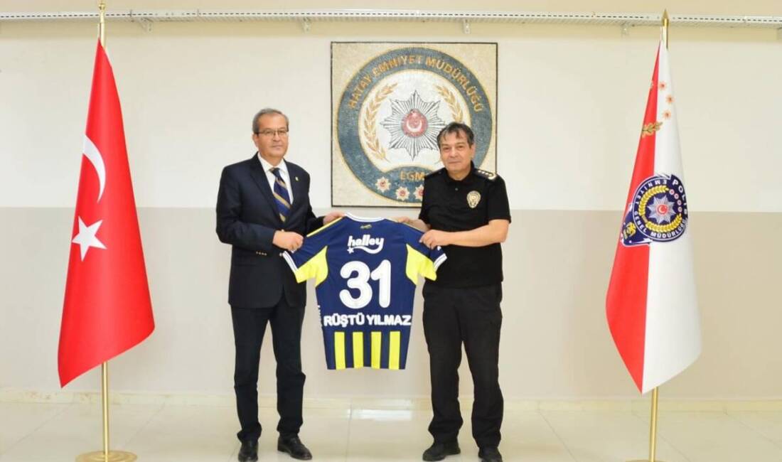 Hatay Fenerbahçeliler Derneği’nden Forma Sürprizi Hatay Fenerbahçeliler Derneği başkan ve yöneticileri, Fenerbahçe taraftarı olan Hatay
