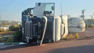 Hatay’ın Altınözü ilçesinde zeytin posası yüklü tırın devrilmesi sonucu sürücü