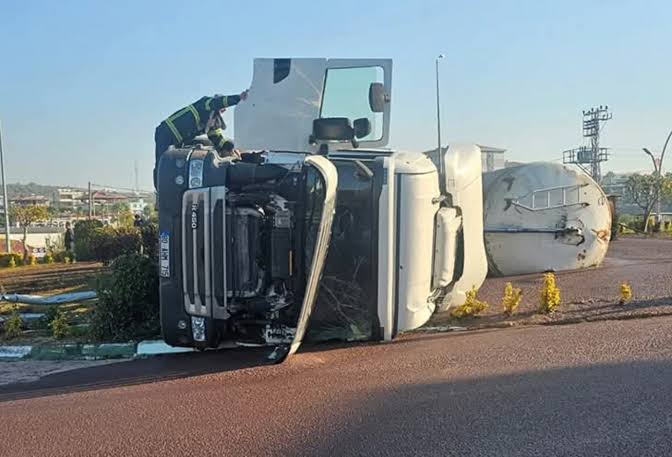 Hatay’ın Altınözü ilçesinde zeytin posası yüklü tırın devrilmesi sonucu sürücü