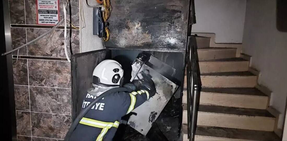 Hatay’ın Arsuz ilçesinde bir apartmanın elektrik panosunda çıkan yangında, dumandan