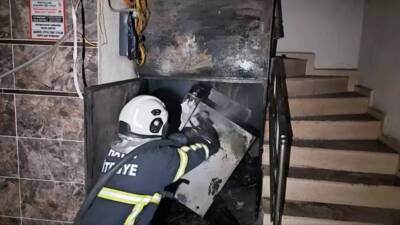 Hatay’ın Arsuz ilçesinde bir apartmanın elektrik panosunda çıkan yangında, dumandan