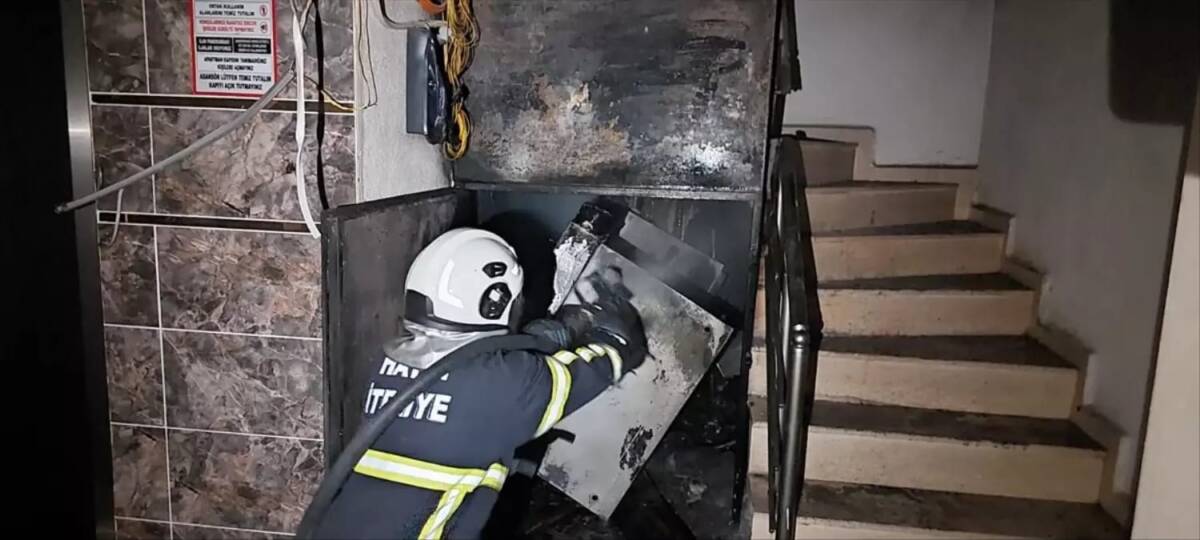 Hatay’ın Arsuz ilçesinde bir apartmanın elektrik panosunda çıkan yangında, dumandan