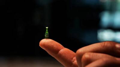 Danimarka merkezli Carlsberg, 150 yıllık bira geleneğini minyatür sanatla buluşturdu.