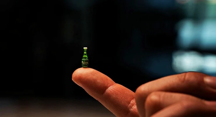 Danimarka merkezli Carlsberg, 150 yıllık bira geleneğini minyatür sanatla buluşturdu.