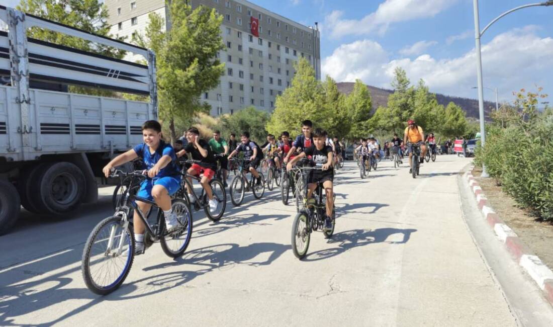 Hatay’da Yeşilay’dan “Sağlıklı Yarınlar” Bisiklet Turu Yeşilay Hatay Şubesi tarafından “Sağlıklı Yarınlar Gençlerle Başlar” projesi kapsamında