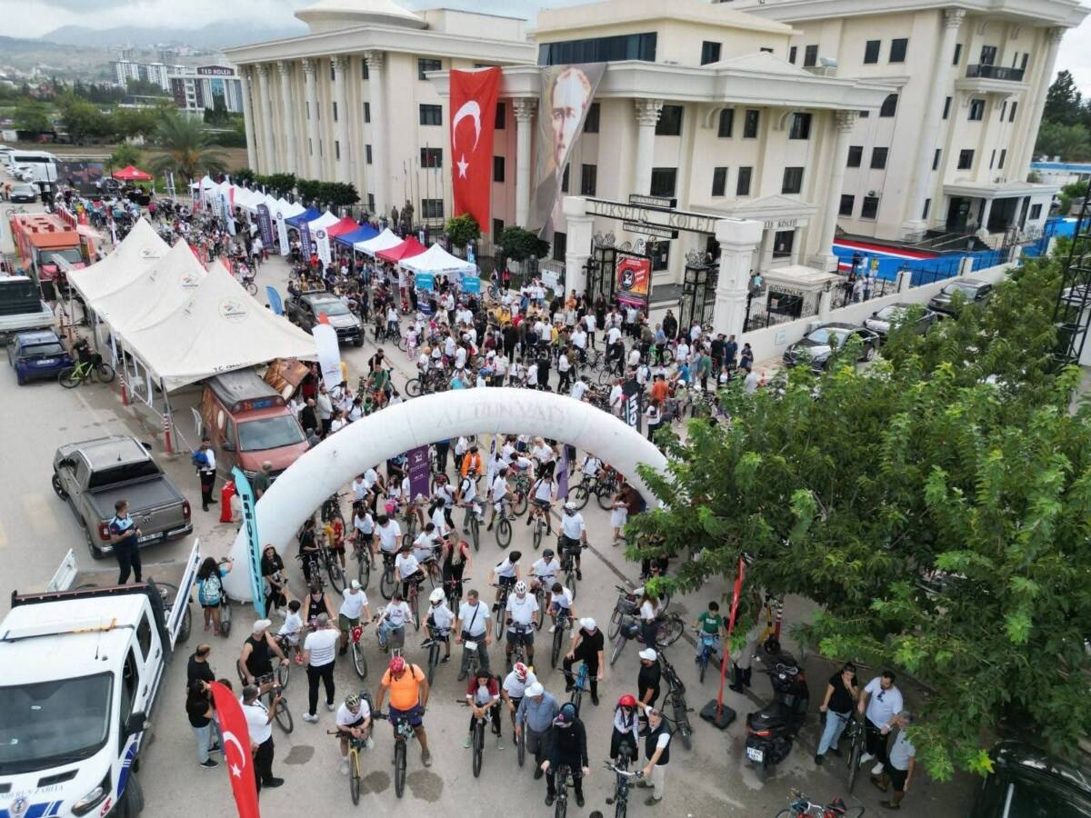 İskenderun’da bu yıl ikincisi düzenlenen “Arabadan İn, Bisiklete Bin” temalı