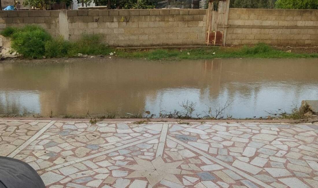 Antakya’nın Maşuklu Mahallesi’nde yaşayan vatandaşlar, her yağmur sonrası evlerinin önünü