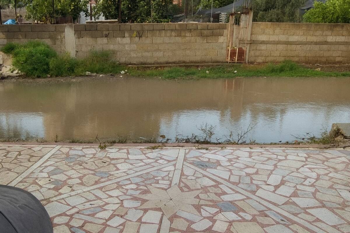 Antakya’nın Maşuklu Mahallesi’nde yaşayan vatandaşlar, her yağmur sonrası evlerinin önünü