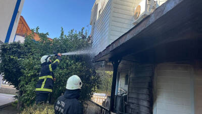 Hatay’ın Arsuz ilçesinde 2 katlı bir evin çatısında çıkan yangın,