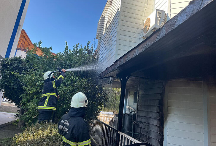 Hatay’ın Arsuz ilçesinde 2 katlı bir evin çatısında çıkan yangın,