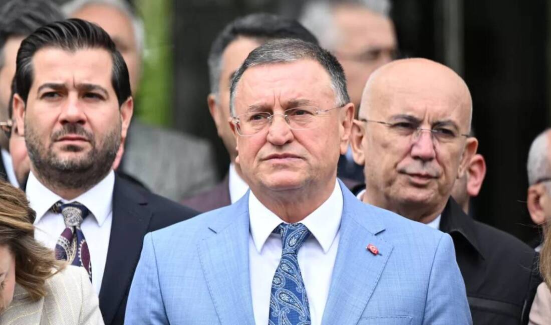 Eski Hatay Büyükşehir Belediye Başkanı Lütfü Savaş ve önceki CHP