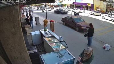 Hatay'da yolun karşısına geçmek isterken motosiklet çarpan kadın yaralandı. Kaza