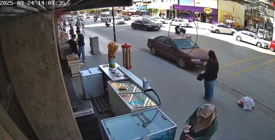 Hatay'da yolun karşısına geçmek isterken motosiklet çarpan kadın yaralandı. Kaza