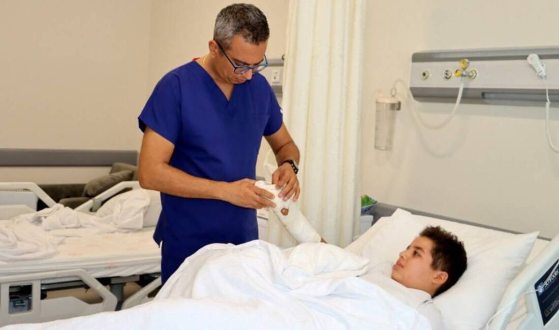 Hassa’da üzücü kaza, mutlu son: Parmaklar yeniden hayata döndü Hatay’da elini üzüm sıkma makinesine sıkıştırması sonucu bir parmağı kopan,