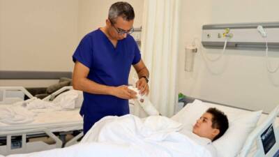 Hatay’da elini üzüm sıkma makinesine sıkıştırması sonucu bir parmağı kopan,