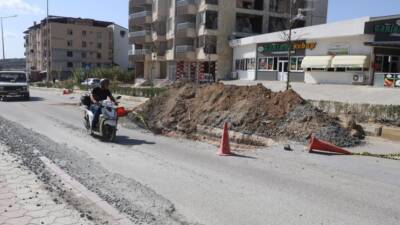 Hatay’da motosiklet sürücüsünün toprak yığınına çarparak metrelerce sürüklendiği anlar kameraya