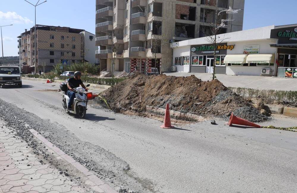 Hatay’da motosiklet sürücüsünün toprak yığınına çarparak metrelerce sürüklendiği anlar kameraya
