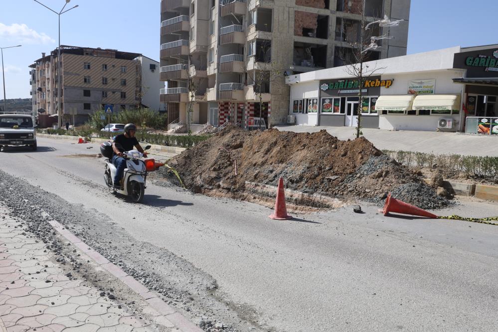 Hatay’da motosiklet sürücüsünün toprak yığınına çarparak metrelerce sürüklendiği anlar kameraya