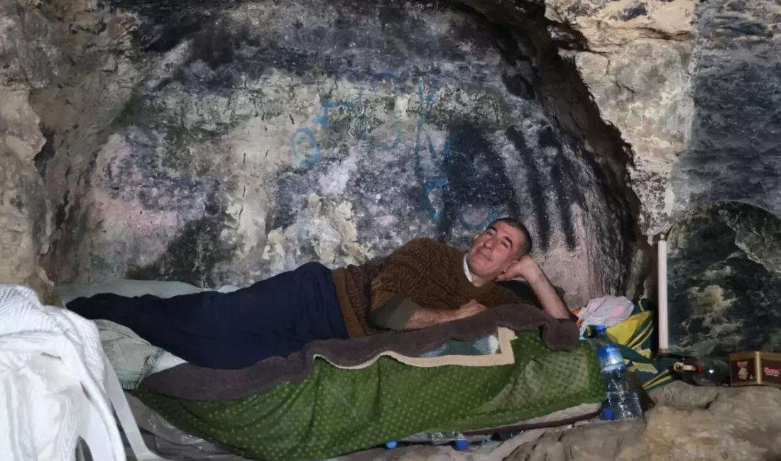 Hatay’da depremden sonra doğayla baş başa yaşamak için mağaraya yerleşen