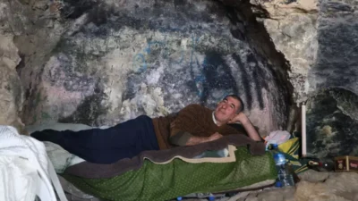 Hatay’da depremden sonra doğayla baş başa yaşamak için mağaraya yerleşen
