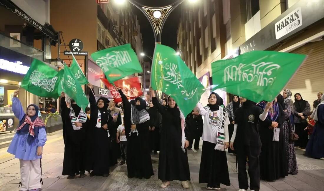 Gazze’ye destek çağrıları Hatay genelinde devam ediyor Hatay’da, Küresel Sumud Filosu’na yönelik İsrail saldırıları protesto edildi. Katılımcılar,