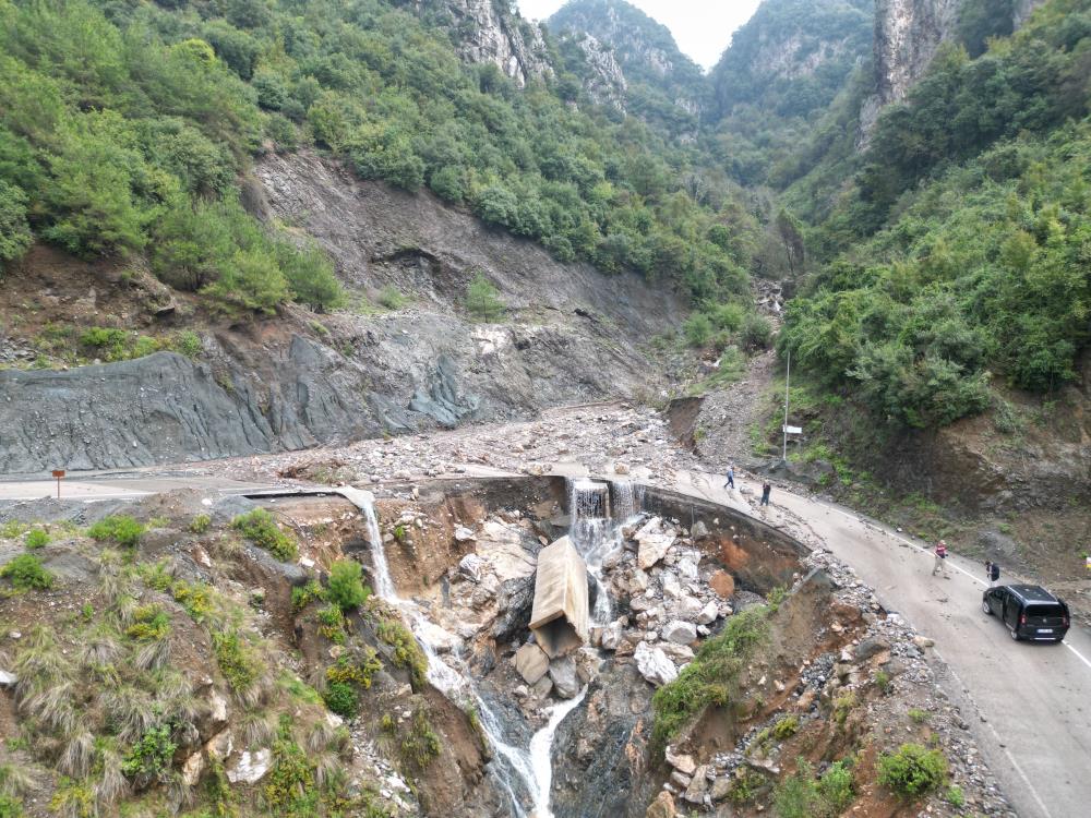 Meteoroloji Genel Müdürlüğü’nün şiddetli yağış uyarısının ardından Hatay’da başlayan sağanak,