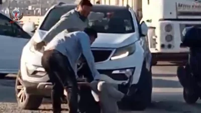 Hatay’ın Antakya ilçesinde, iki kişinin bir kişiyi sokak ortasında tekme