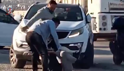 Hatay’ın Antakya ilçesinde, iki kişinin bir kişiyi sokak ortasında tekme