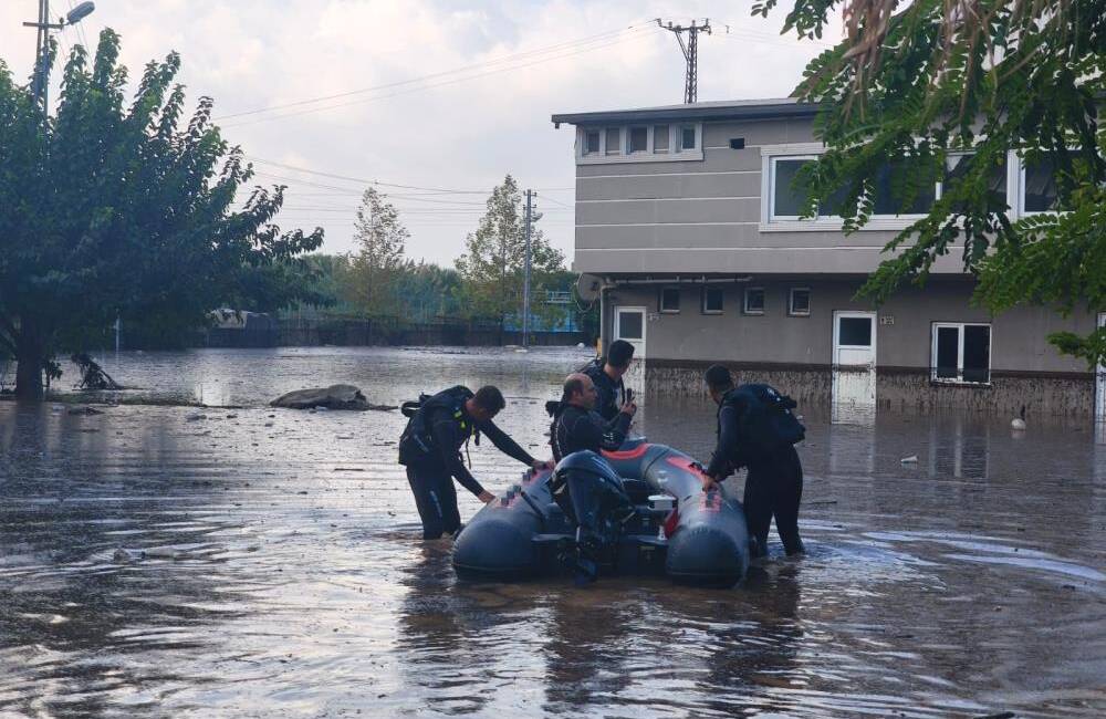 Hatay’da etkili olan sağanak yağış, bazı vatandaşları evlerinde mahsur bıraktı.